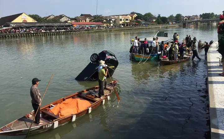 Vớt 3 Thi Thể Cùng Chiếc Ôtô Rơi Xuống Sông Hoài