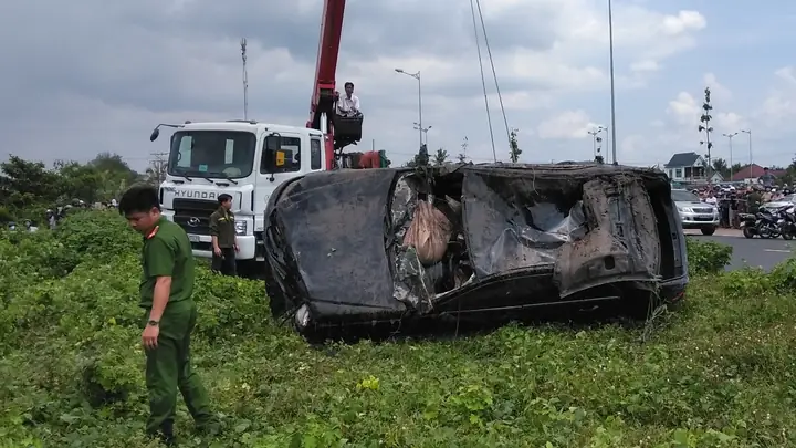 Vụ Xe Mercedes Chìm Dưới Sông: Xót Xa Nhìn 4 Chiếc Quan Tài!