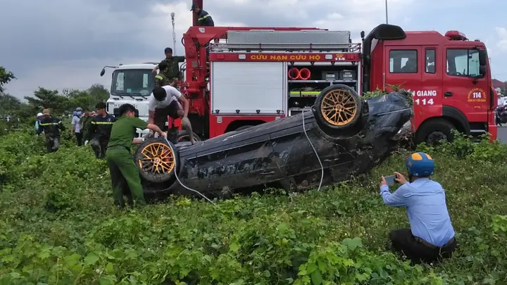 Vụ Xe Mercedes Chìm Dưới Sông: Xót Xa Nhìn 4 Chiếc Quan Tài!