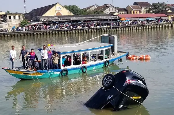 Vho-liên Quan Đến Vụ Ôtô Rơi Xuống Sông Hoài Ở Tp. Hội An (tỉnh Quảng Nam), Lực Lượng Chức Năng Đã Tìm Thấy Thi Thể Của 3 Nạn Nhân Và Trục Vớt Chiếc Ôtô Lên Bờ. Hiện Cơ Quan Chức Năng Đang Tiếp Tục Điều Tra Làm Rõ Vụ Việc.