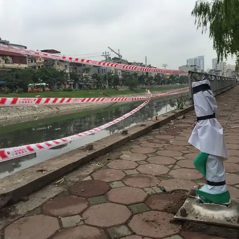 Vụ Tai Nạn Cũng Khiến 1 Cột Điện Chiếu Sáng Bị Đổ Gục Và Khoảng 3 M Lan Can Ở Vỉa Hè Bị Hư Hỏng