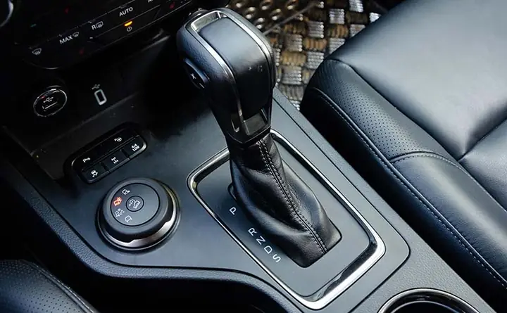 - Bước 2: Đạp Côn, Chuyển Lần Lượt Về Số Thấp