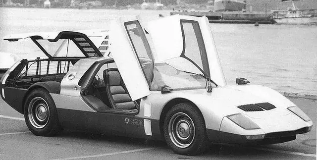 Với Thiết Kế Đặc Biệt Như Động Cơ Đặt Giữa Hay Đèn Hậu Thay Đổi Màu Kiểu Đèn Giao Thông, Khiến Mazda Rx 500 Khó Có Thể “đụng Hàng”.