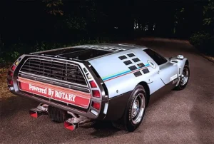 Với Thiết Kế Đặc Biệt Như Động Cơ Đặt Giữa Hay Đèn Hậu Thay Đổi Màu Kiểu Đèn Giao Thông, Khiến Mazda Rx 500 Khó Có Thể “đụng Hàng”.