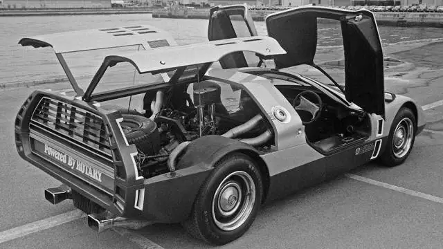 Với Thiết Kế Đặc Biệt Như Động Cơ Đặt Giữa Hay Đèn Hậu Thay Đổi Màu Kiểu Đèn Giao Thông, Khiến Mazda Rx 500 Khó Có Thể “đụng Hàng”.