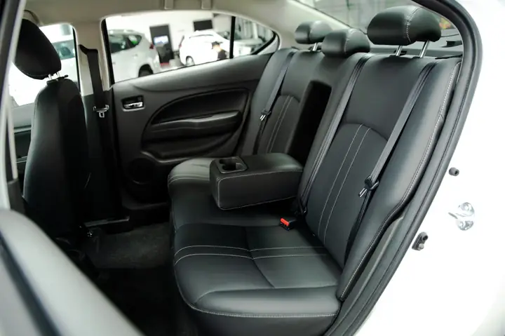 Xe Ô Tô Mitsubishi 5 Chỗ 2015