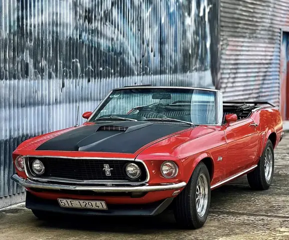 ‘ông Già Gân’ Lái Xe Ô Tô Cổ Hơn 2.000 Km Tham Dự Lễ Hội Xe Tại Thái Lan