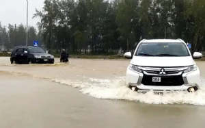 Cách Xử Lý Khi Gặp Đường Ngập Nước