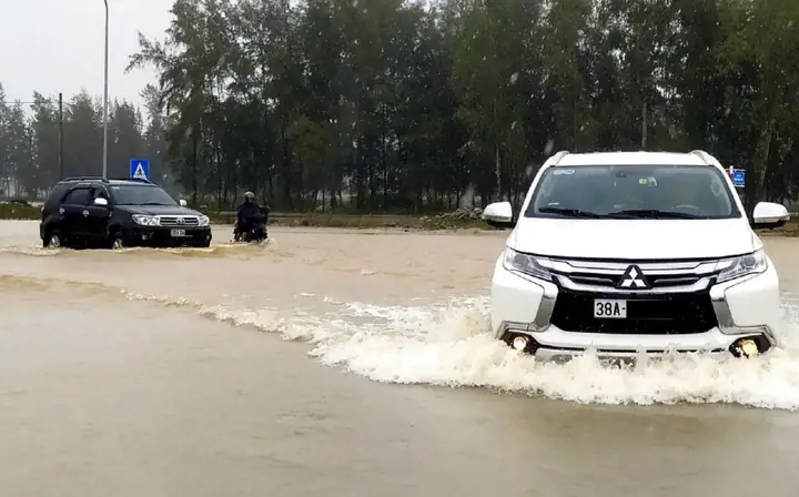 Cách Xử Lý Khi Gặp Đường Ngập Nước