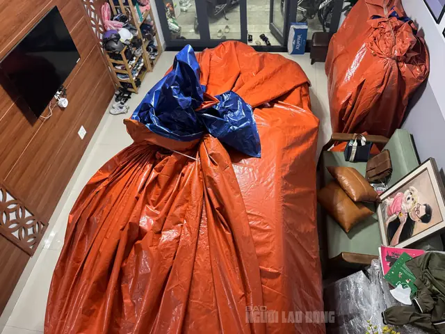 Chủ Xe Bmw Ở Đà Nẵng Dùng Bạt Bọc Ô Tô Chống Ngập Trước Mưa Lớn - Ảnh 2.