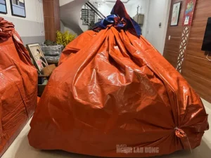 Chủ Xe Bmw Ở Đà Nẵng Dùng Bạt Bọc Ô Tô Chống Ngập Trước Mưa Lớn - Ảnh 1.