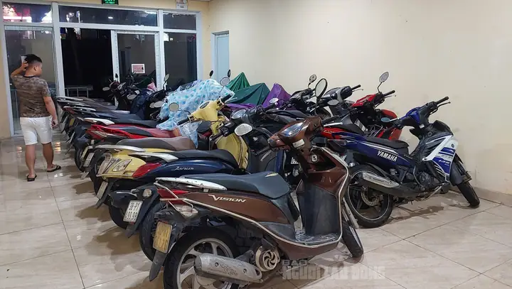 Chủ Xe Bmw Ở Đà Nẵng Dùng Bạt Bọc Ô Tô Chống Ngập Trước Mưa Lớn - Ảnh 4.