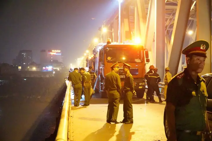 Ô Tô Lao Từ Cầu Chương Dương Xuống Sông: Tìm Thấy Xe Mercedes Và 2 Nạn Nhân Bên Trong - Ảnh 4.