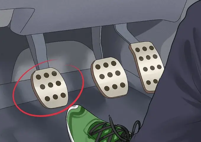 Sau Khi Khởi Động Xe, Có Thể Nhả Chân Khỏi Bàn Đạp Côn