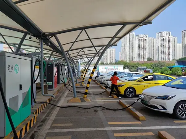 Một Trạm Sạc Cho Ô-tô Năng Lượng Mới Ở Thành Phố Trùng Khánh. (ảnh: People.com.cn)