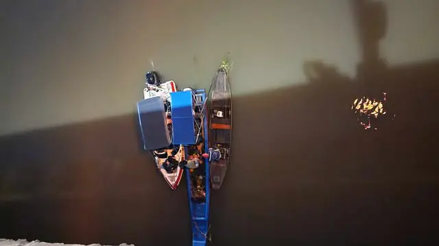 Xe Bung Cửa Nhưng Nạn Nhân Vẫn Còn Bên Trong