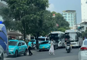 Xe Khách Gây Ách Tắc Giao Tông Trên Đường Nguyễn Thị Minh Khaii