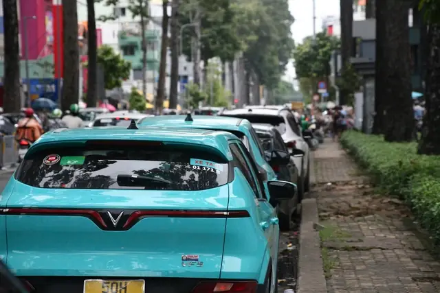 Tp Hcm: Xe Máy, Ô Tô "làm Mưa Làm Gió" Trên Đường Phố- Ảnh 9.