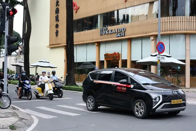 Tp Hcm: Xe Máy, Ô Tô "làm Mưa Làm Gió" Trên Đường Phố- Ảnh 8.