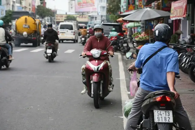 Tp Hcm: Xe Máy, Ô Tô "làm Mưa Làm Gió" Trên Đường Phố- Ảnh 2.