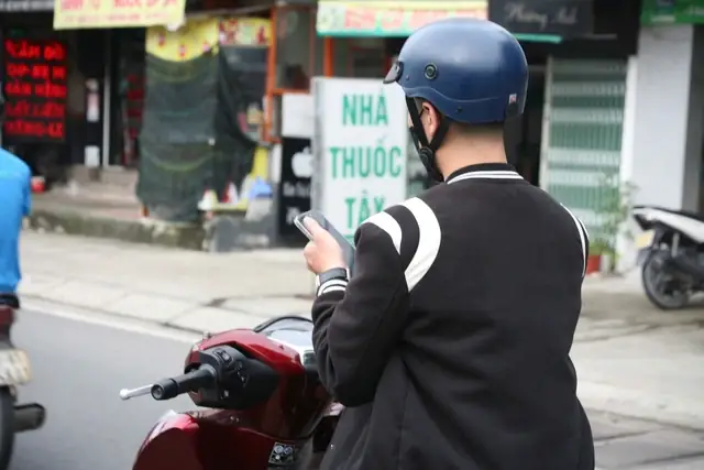 Tp Hcm: Xe Máy, Ô Tô "làm Mưa Làm Gió" Trên Đường Phố- Ảnh 10.