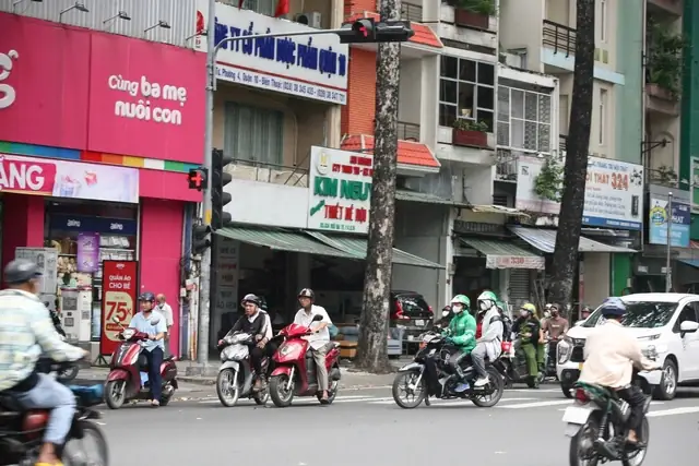 Tp Hcm: Xe Máy, Ô Tô "làm Mưa Làm Gió" Trên Đường Phố- Ảnh 13.