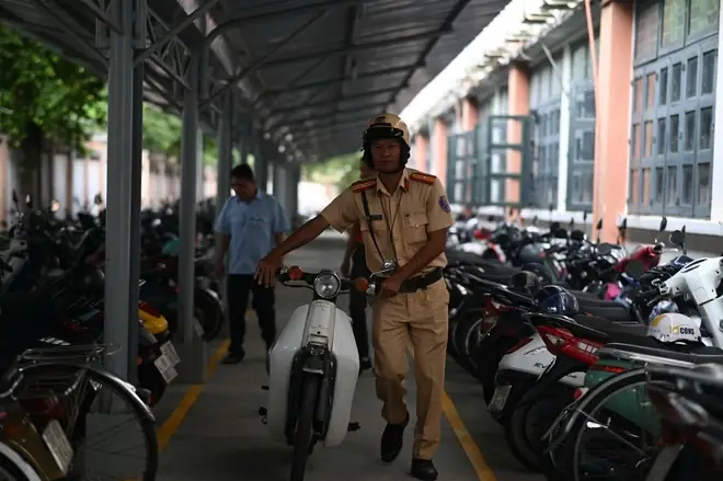 Tp Hcm: Xe Máy, Ô Tô "làm Mưa Làm Gió" Trên Đường Phố- Ảnh 16.