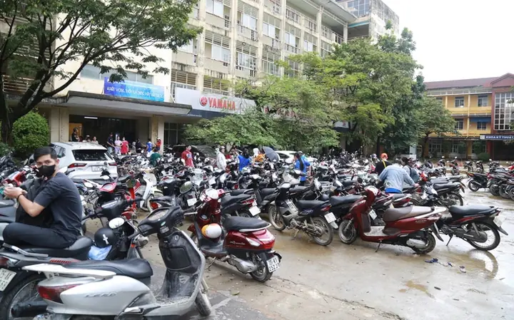 Hàng Ngàn Xe Ô Tô, Xe Máy Bị Ngập, Chập Cháy Trong Mưa Lũ Lịch Sử Ở Huế - Ảnh 2. Hàng Ngàn Xe Ô Tô, Xe Máy Bị Ngập, Chập Cháy Trong Mưa Lũ Lịch Sử Ở Huế - Ảnh 2.