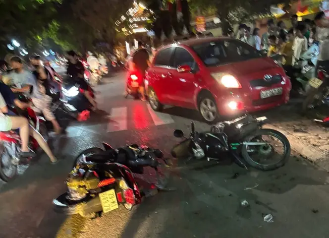 Ô Tô Tông Liên Hoàn 6 Xe Máy Ở Hà Nội, Tài Xế Nghi Say Xỉn - Ảnh 1.