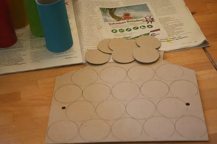 Không Cần Những Món Đồ Chơi Đắt Tiền, Chỉ Từ Những Chiếc Lõi Giấy Vệ Sinh, Bố Mẹ Có Thể Sáng Tạo Ra Nhiều Những Món Đồ Chơi Nhỏ Xinh, Hấp Dẫn Và Thân Thiện Với Môi Trường. Chúng Ta Hãy Cùng Xem Những Chiếc Lõi Giấy Sẽ Biến Hóa Thành Những Món Đồ Chơi Nào Nhé.