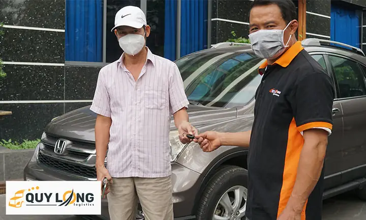 B. Nhân Viên Giao Nhận Đến Lấy Xe Ô Tô Tận Nơi