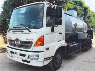 Xe Phun Tưới Nhũ Tương Nhựa Đường 5 Khối 5m3 Hino Fc Được Viettruck Đóng Mới Trên Nền Xe Tải Hino 6,4 Tấn Fc9jjtc Hoặc Fc9jjta Tải Trọng Hàng Hóa 5 Tấn Dung Tích Bồn Chứ Nhựa Đường 5m3