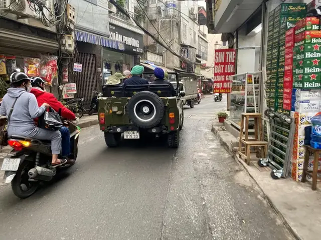 Một Chiếc Xe U- Oát Ngang Nhiên Chở Khách Du Lịch Ở Khu Vực Trung Tâm Tp Hà Nội