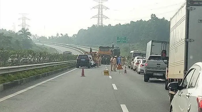 Xe Khách Giường Nằm Đâm Đuôi Ô Tô Tải Trên Cao Tốc Hà Nội - Lào Cai, 5 Người Nhập Viện Cấp Cứu Ảnh 3
