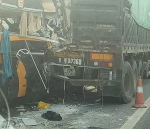 Xe Khách Giường Nằm Đâm Đuôi Ô Tô Tải Trên Cao Tốc Hà Nội - Lào Cai, 5 Người Nhập Viện Cấp Cứu Ảnh 2