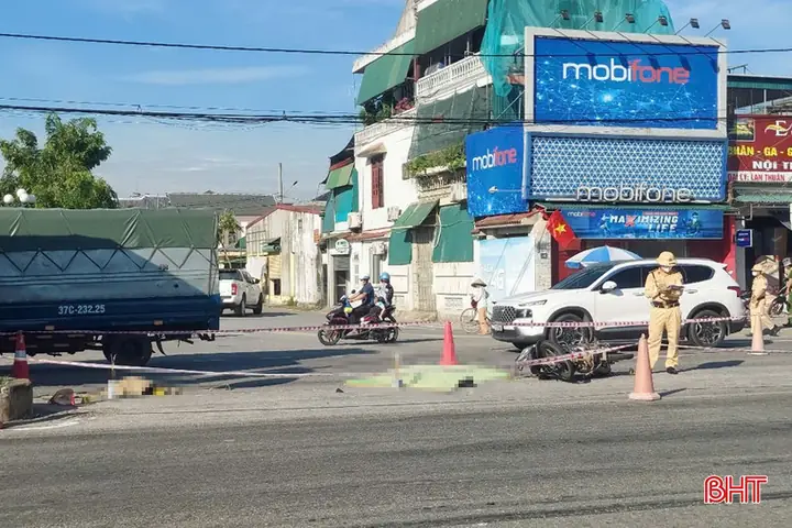 (baohatinh.vn) - Sau Va Chạm Mạnh Với Ô Tô Tải Đoạn Qua Địa Phận Thị Trấn Nghèn (can Lộc, Hà Tĩnh), Người Đàn Ông Đi Xe Máy Tử Vong Tại Chỗ.