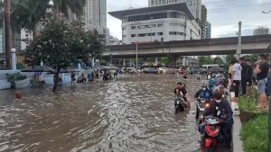 Tuỳ Vào Độ Ngập Mà Xe Đi Qua Để Kiểm Tra Các Hạng Mục Này. Ảnh: Plo