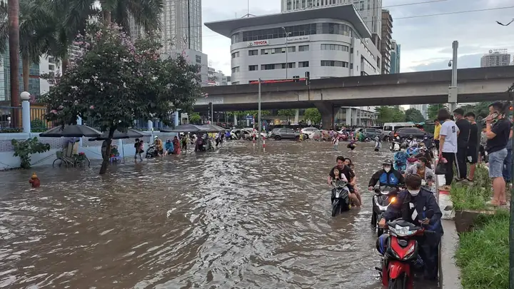 Tuỳ Vào Độ Ngập Mà Xe Đi Qua Để Kiểm Tra Các Hạng Mục Này. Ảnh: Plo