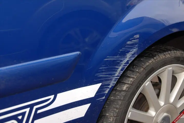 Các Vết Trầy Xước Làm Giảm Tính Thẩm Mỹ Của Chiếc Xe.