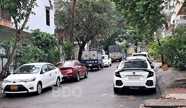 Ô Tô Đậu Hàng Dài Trong Hẻm 297 Đường Hoàng Văn Thụ. Ảnh: V.l