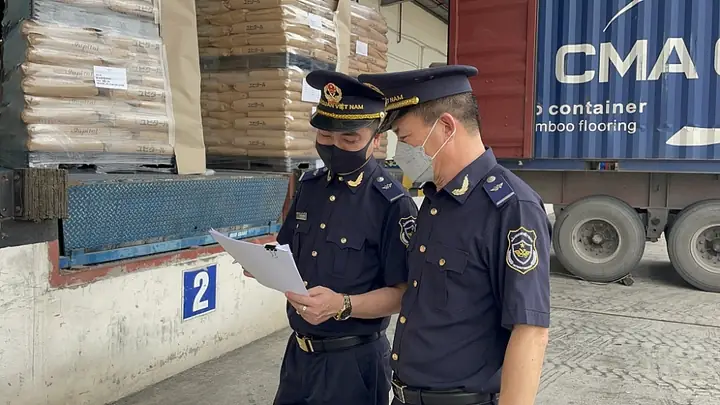 Hoạt Động Nghiệp Vụ Của Công Chức Chi Cục Hải Quan Kcn Bắc Thăng Long (cục Hải Quan Hà Nội). Ảnh: N. Linh