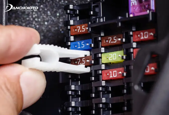 Thay Cầu Chì Ô Tô Mới Có Ampe Tương Đương Với Cầu Chì Cũ Bị Hỏng