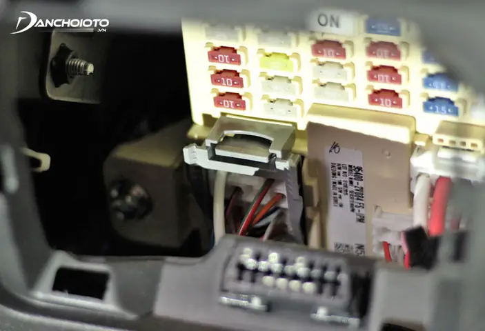 Hộp Cầu Chì Ô Tô Thường Đặt Ở Dưới Taplo