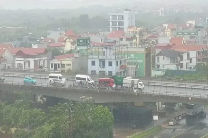 Hành Động Đầy Tinh Thần Thượng Võ Của Đoàn Xe Ô Tô Trên Cầu Nhật Tân