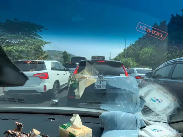 Ảnh Đi Xe Ô Tô: Khi Tình Người Lên Ngôi Trên Những Cung Đường Gió Bão