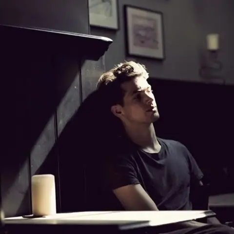 Ảnh Avatar Nam Buồn: Thể Hiện Sự Kiềm Nén Và Nội Tâm