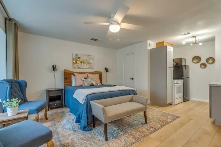 Cửa Hàng Có Dịch Vụ Giao Nhận Tận Nơi Không?