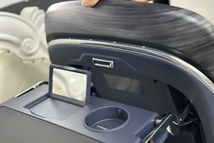 Các Phụ Kiện Thường Đi Kèm Với Bàn Làm Việc Trên Xe