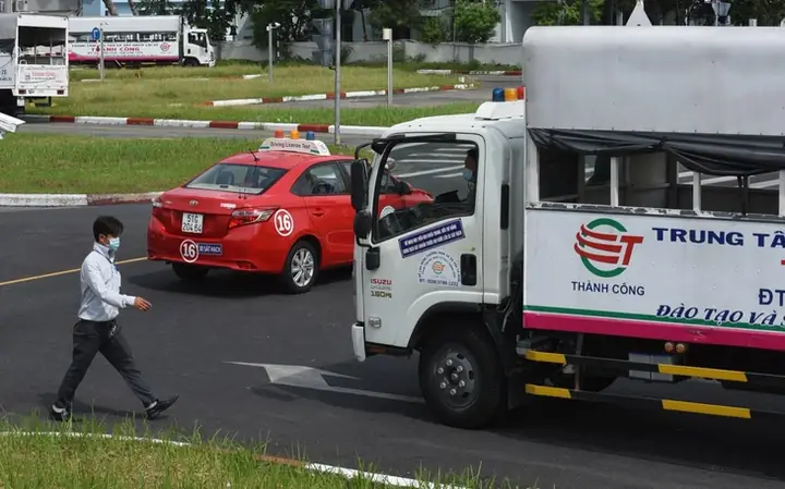 Từ Năm 2025 Để Bằng Lái Xe Quá Hạn 1 Ngày Phải Thi Lại Lý Thuyết - Ảnh 2.