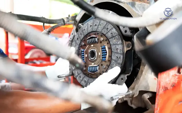 10 Dấu Hiệu Nhận Biết Côn Xe Bị Mòn Cho Kỹ Thuật Viên